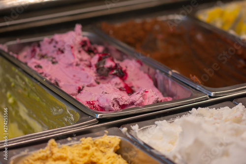 Foto Eine Eistheke bei einem italienischen Eisverkäufer