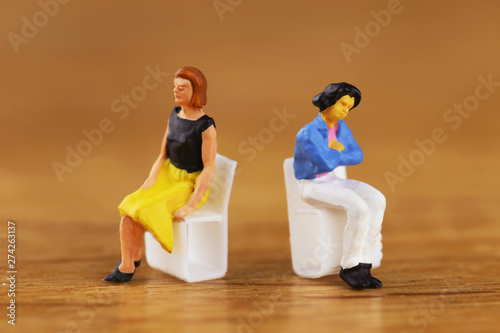 Foto 沈黙してけんかしている二人の女性