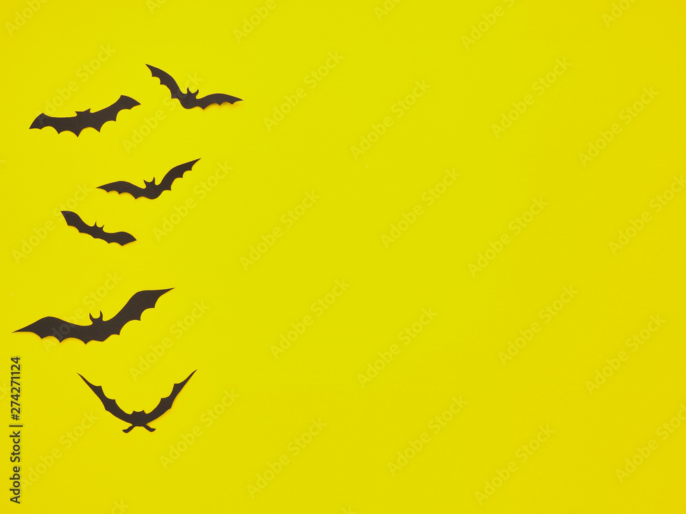 Obraz premium Halloween decorations, bats on a yellow background