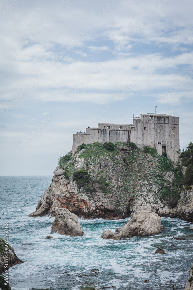 Blick auf Festung von Dubrovnik am Meer Felsen und blauer Himmel