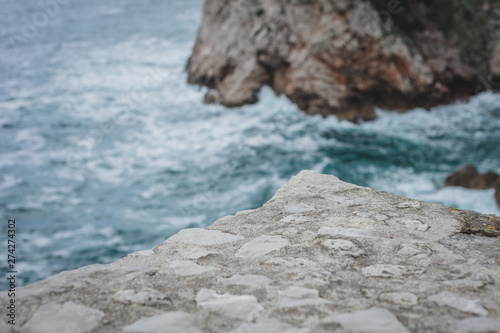 Festungsmauer im Vordergrund Felsen und Meer im Hintergrund Dubrovnik Kroatien