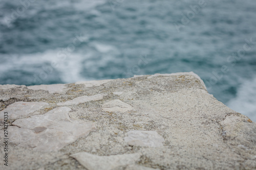 Steinmauer der Festung im Vordergrund Meer im Hintergrund Dubrovnik Kroatien
