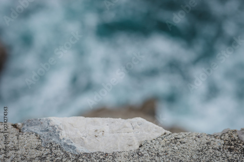 Festungsmauer im Vordergrund Meer im Hintergrund Dubrovnik Kroatien