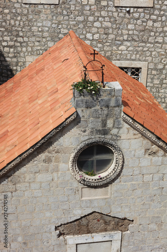 Kreuz auf rotem Dach in Dubrovnik Altes Bauwerk in Kroatien
