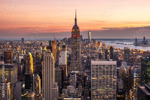 New York City midtown Manhattan skyline at sunset © Edi Chen