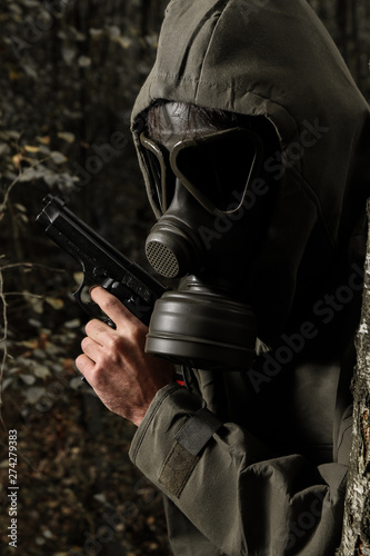 Mann mit Gasmaske und Pistole