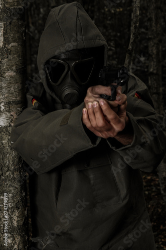 Mann mit Gasmaske und Pistole