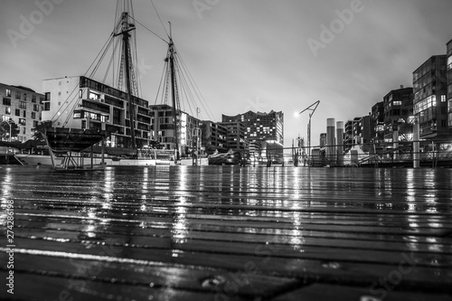 HafenCity bei Nacht und Regen