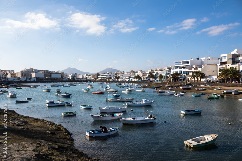 Laghetto pieno di barche crea un'atmosfera da villaggio di pescatori - Lanzarote, Isole Canarie