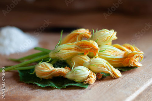 Freschi fiori di zucca pronti per essere fritti nella pastella photo