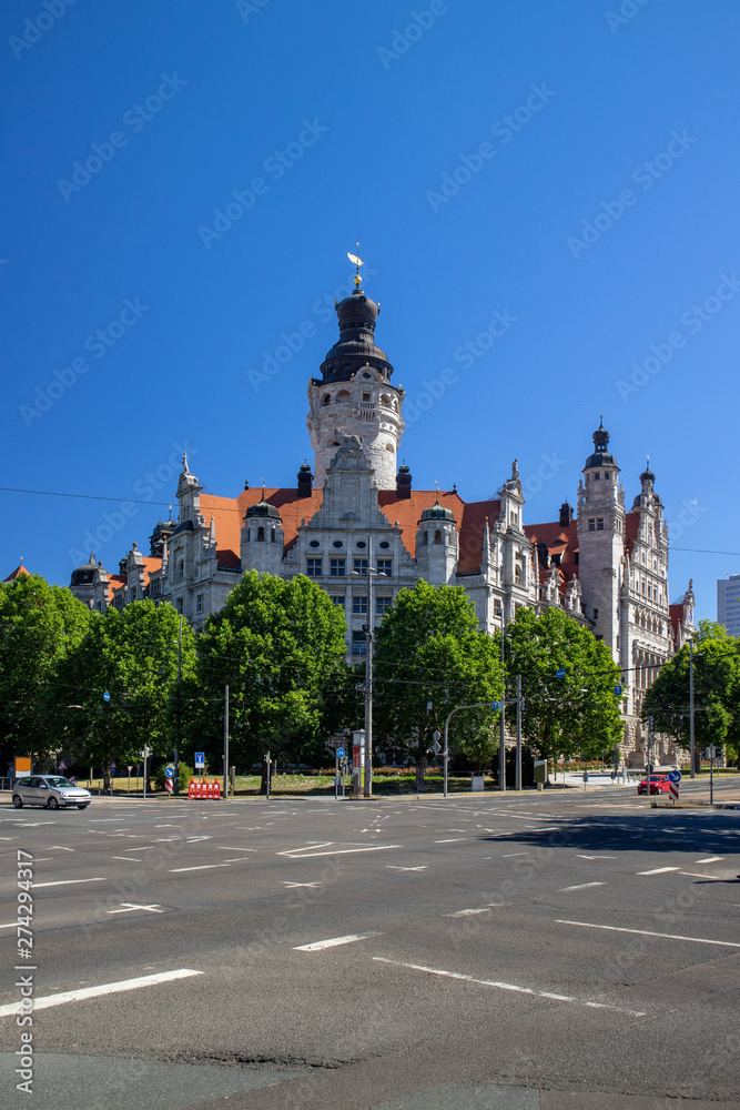 Obraz premium New Leipzig town hall with a big street crossing in the foreground in summery blue sky
