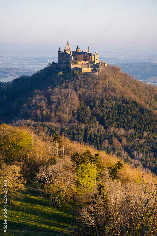 Albstatt-Onstmettingen, Baden-W¸rttemberg, Germany: The Hohenzollern Castle  viewed from the Zeller Horn along the "Traufgang Zollernburg-Panorama"  trail. foto de Stock | Adobe Stock