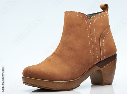 Brown woman shoe with high heel