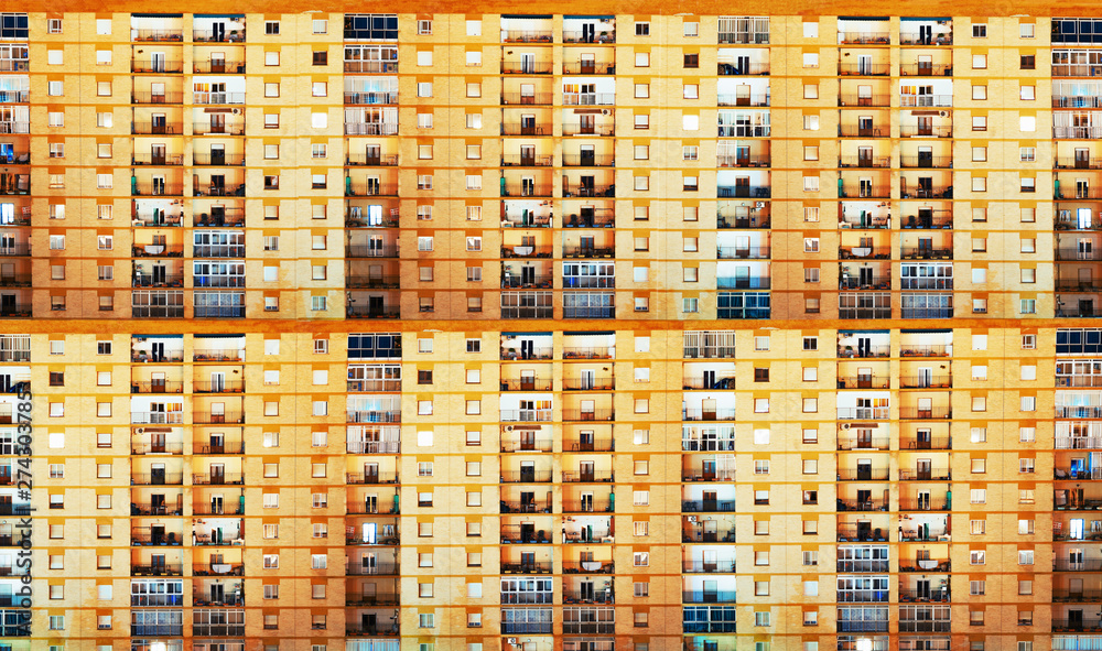 Fondo arquitectónico y urbano. Fachada de pisos en la ciudad.Pared de ladrillos y ventanas y balconces Fondo arquitectónico y urbano. Fachada de pisos en la ciudad.Pared de ladrillos y ventanas y balconces
