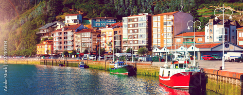 Pueblo de Ribadesella en Asturias, España.Barcos pesqueros en el puerto y paseo maritimo