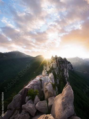 Φωτογραφία Hiker standing on top of Ulsan mountain during sunset - Korea Seoraksan National