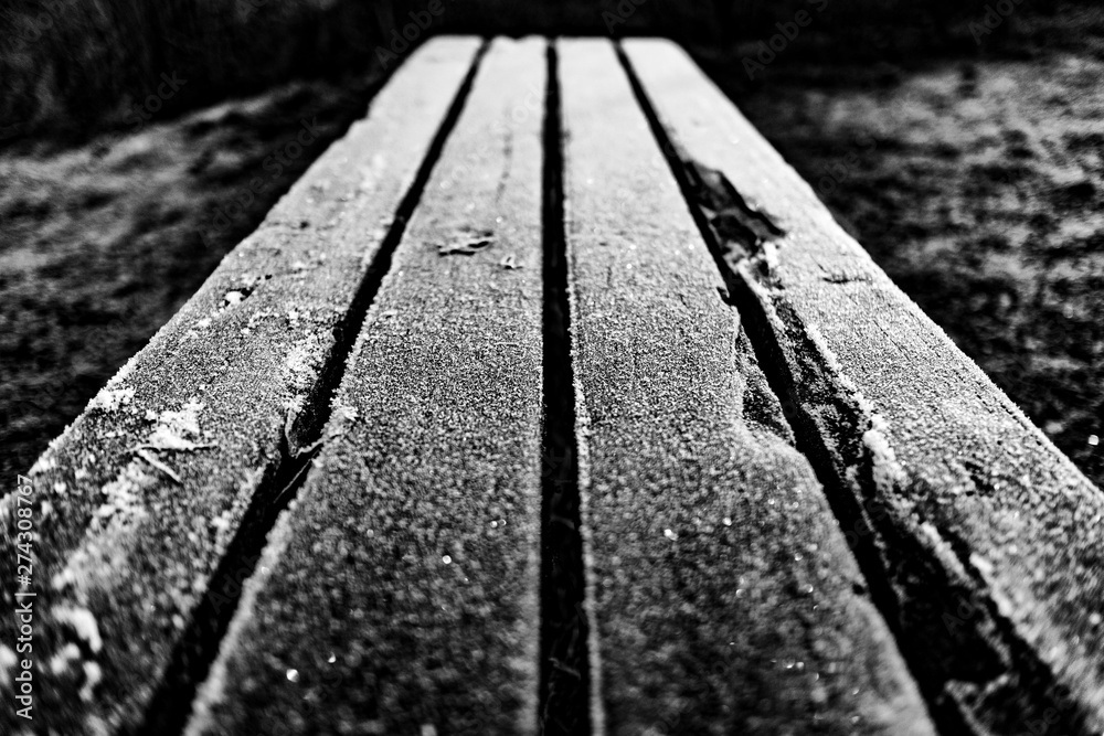 Bank aus Holz mit Frost in schwarz und weiss