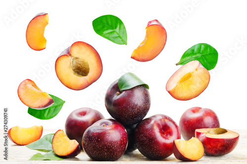 Fototapeta Naklejka Na Ścianę i Meble -  plums with flying slices