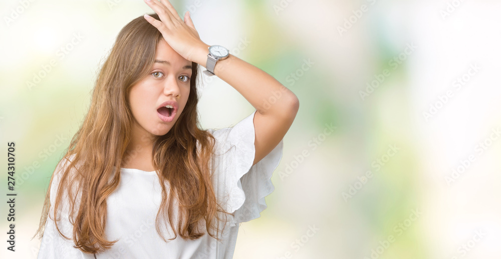 Naklejka premium Young beautiful brunette business woman over isolated background surprised with hand on head for mistake, remember error. Forgot, bad memory concept.