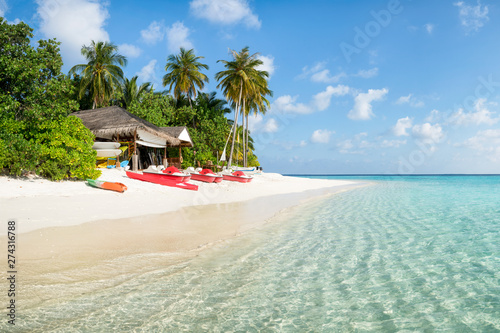 Fototapeta Naklejka Na Ścianę i Meble -  Summer vacation at a beautiful beach resort on a tropical island
