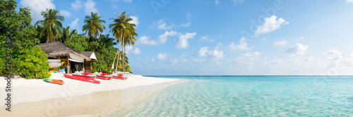Letnie wakacje na tropikalnej wyspie z piękną plażą i palmami