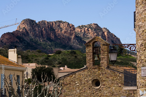 Falaise de l'Esterel behind the facade of a Church