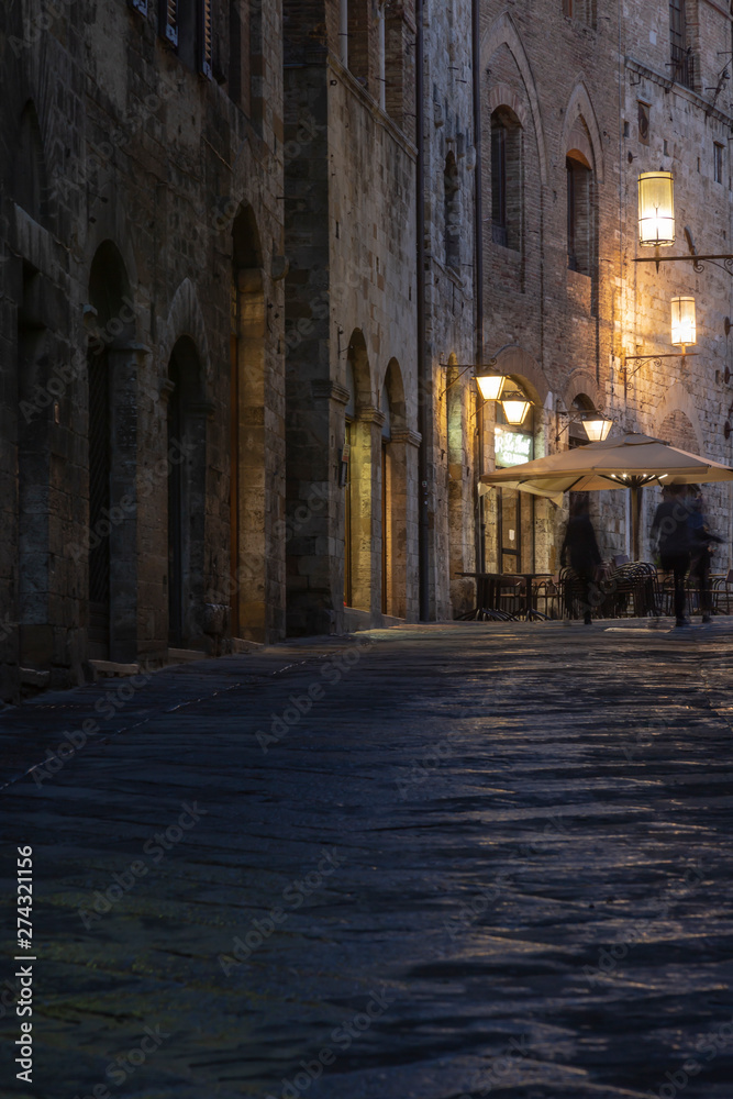 Fototapeta premium Medieval streets of San Gimignano at night, Tuscany, Italy