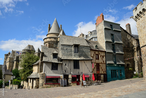 Château et maisons anciennes sur la place Saint-Yves à Vitré, Ille-et-Vilaine, en Bretagne. Castle and old houses on Saint-Yves square in Vitré, Brittany, France. 
