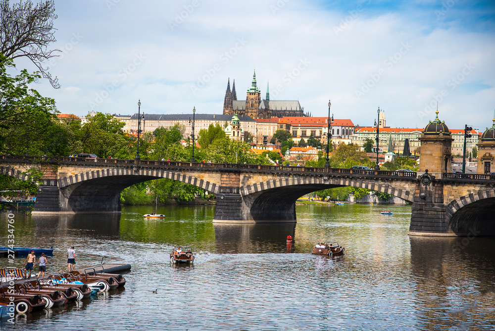 Obraz premium Rzeka Wełtawa przepływająca przez miasto Praga w Czechach