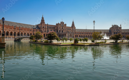 Overview of the Plaza de Espa  a in Seville from the water channel