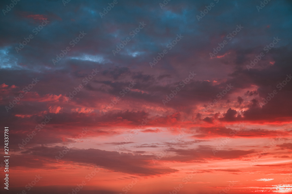 Obraz premium Dramatic sunset sky with multicolor clouds