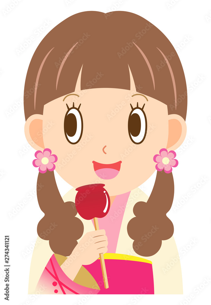 浴衣を着てりんごあめを持った女性