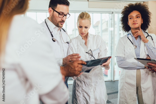 Group of medics discuss x-ray scan