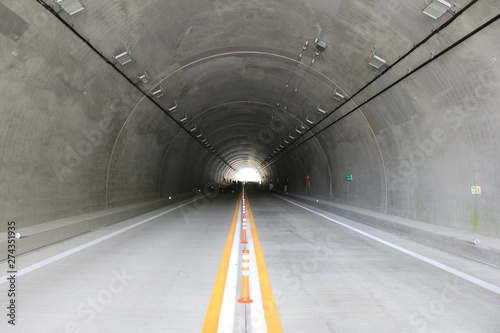 トンネル内部の風景/開通前の高速道路
