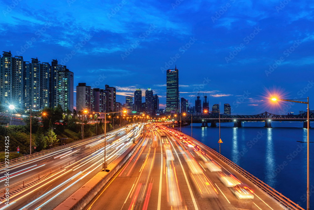 Obraz premium traffic in the city at night south korea