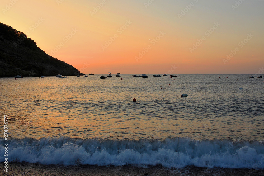 Costa all'isola d'Elba (Toscana) con barche al tramonto