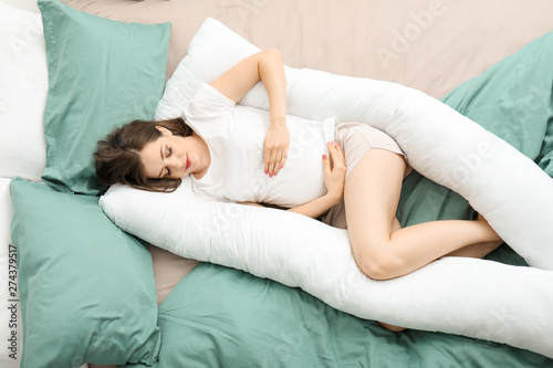 Young pregnant woman sleepi...