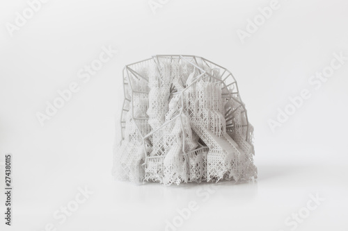 3D-gedruckte Netz Struktur mit Stütz- Material. Gray 3d-print net structure with support material. photo