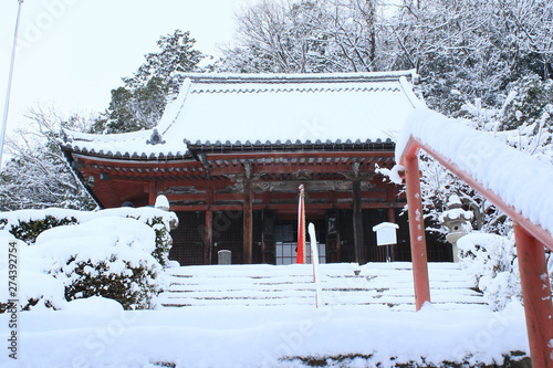 Wallpaper Mural 滋賀県彦根市にある大洞弁財天の阿弥陀堂の雪景色 Torontodigital.ca