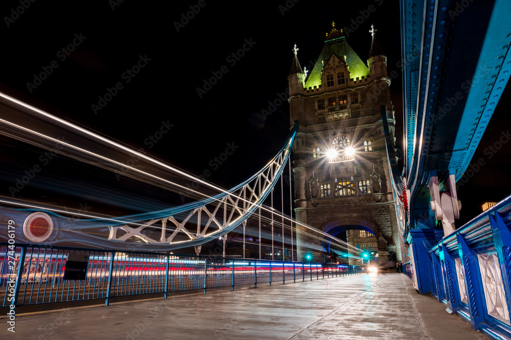 Obraz premium Photo de nuit sur le Tower Bridge de Londres