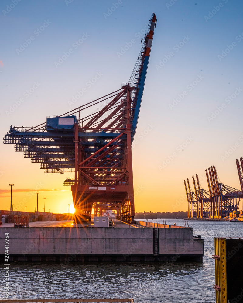 Containerbrücke bei Sonnenuntergang