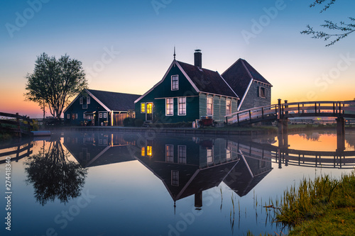 Historisches Holzhaus in Holland bei Sonnenaufgang