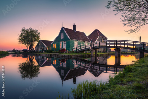 Fotografi Historisches Holzhaus in Holland bei Sonnenaufgang