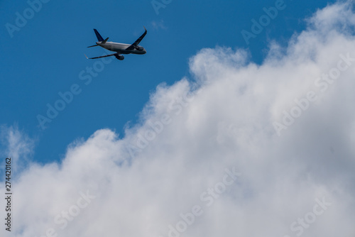 Passagierflugzeug am bewölktem Himmel