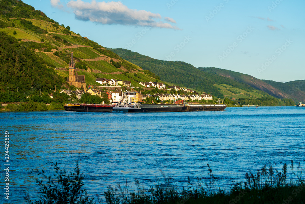 Lorchhausen mit Transportschiff am Rhein bei Sonnenuntergang