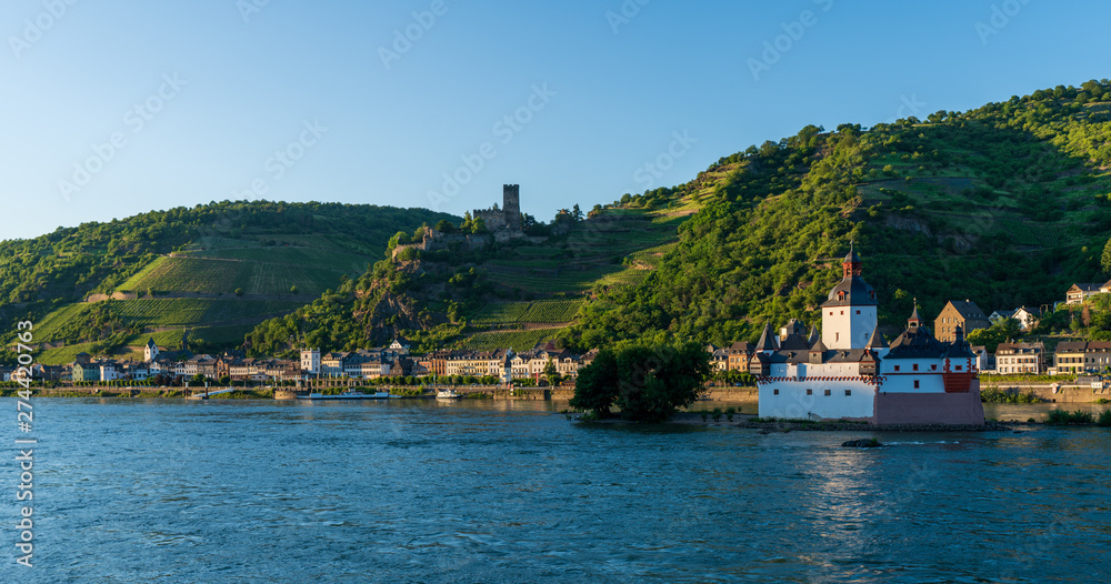 Kaub am Rhein mit Burg Pfalzgrafenstein und Burg Gutenfels bei Sonnenuntergang Kaub am Rhein mit Burg Pfalzgrafenstein und Burg Gutenfels bei Sonnenuntergang