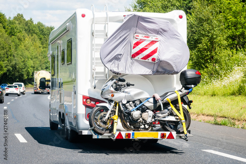 camping car roulant sur l'autoroute photo