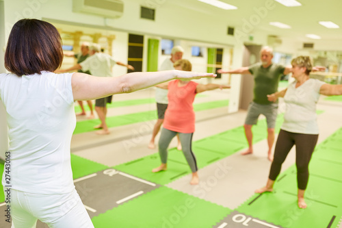 Gruppe Senioren mit Trainer im Aerobic Kurs