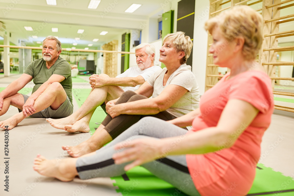 Senioren in einem Fitness Kurs in einer Pause Senioren in einem Fitness Kurs in einer Pause