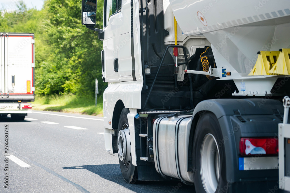 camion roulant sur l'autoroute en gros plan camion roulant sur l'autoroute en gros plan